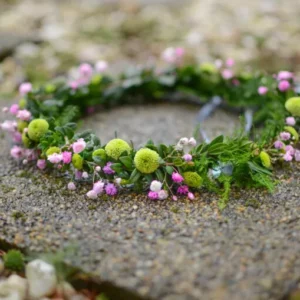 kurs florystyczny online, wianki komunijne, dekoracje komunijne, florystyka komunijna, wianek komunijny jak zrobić, dekoracje na komunię DIY, stroiki komunijne, kompozycje komunijne, jak zrobić wianek komunijny krok po kroku, dekoracje komunijne z żywych kwiatów, dekoracje komunijne z kwiatów sztucznych, florystyka sezonowa kurs, kurs florystyczny online Polska, dekoracje komunijne handmade, pomysły na dekoracje komunijne, GretaFlowers kurs florystyczny, akademia florystyczna online, szkolenie florystyczne online Polska, florystyka od podstaw kurs, akademia gretaflowers, szkoła gretaflowers, kwiaciarnia gretaflowers Borówiec, Katarzyna Greta Grondkowska
